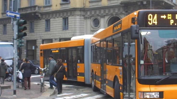 Autobus a Milano (Foto archivio)