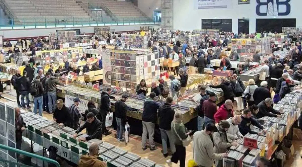 Milano Vinile 2025, fiera al Forum di Assago: cento espositori con dischi e cd. E gli artisti promettono sorprese