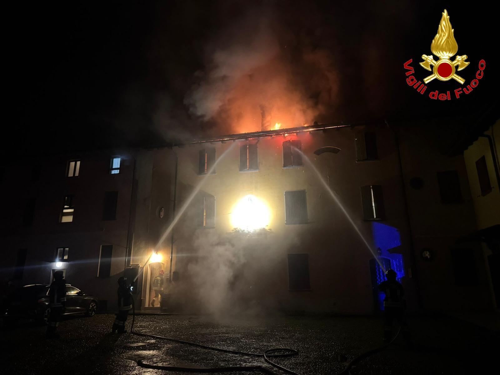 Si incendia il tetto della palazzina: fiamme e fumo a Castiglione D’Adda