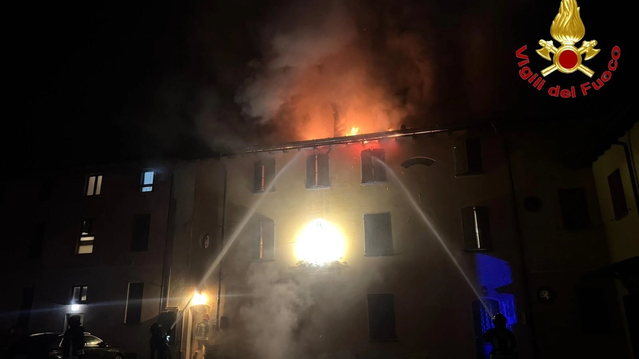 L'incendio ha interessato il tetto della palazzina