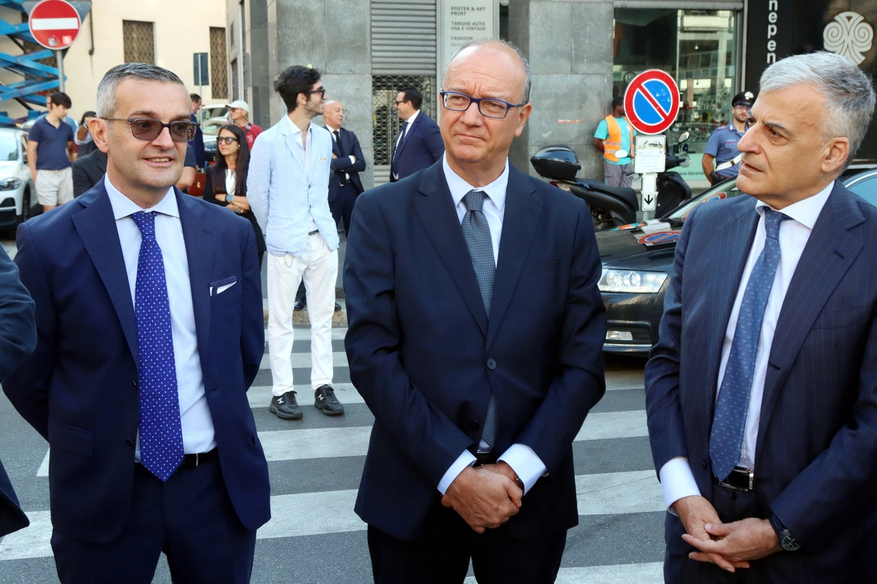 Il ministro dell'Istruzione, Giuseppe Valditara (al centro) alla cerimonia di piazza Dioad a Milano