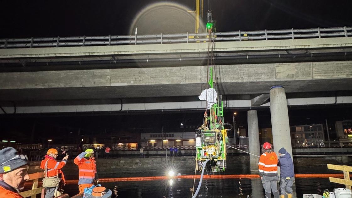 Porlezza, ripescata una trivella finita nel lago. Si era inabissata quattro mesi fa