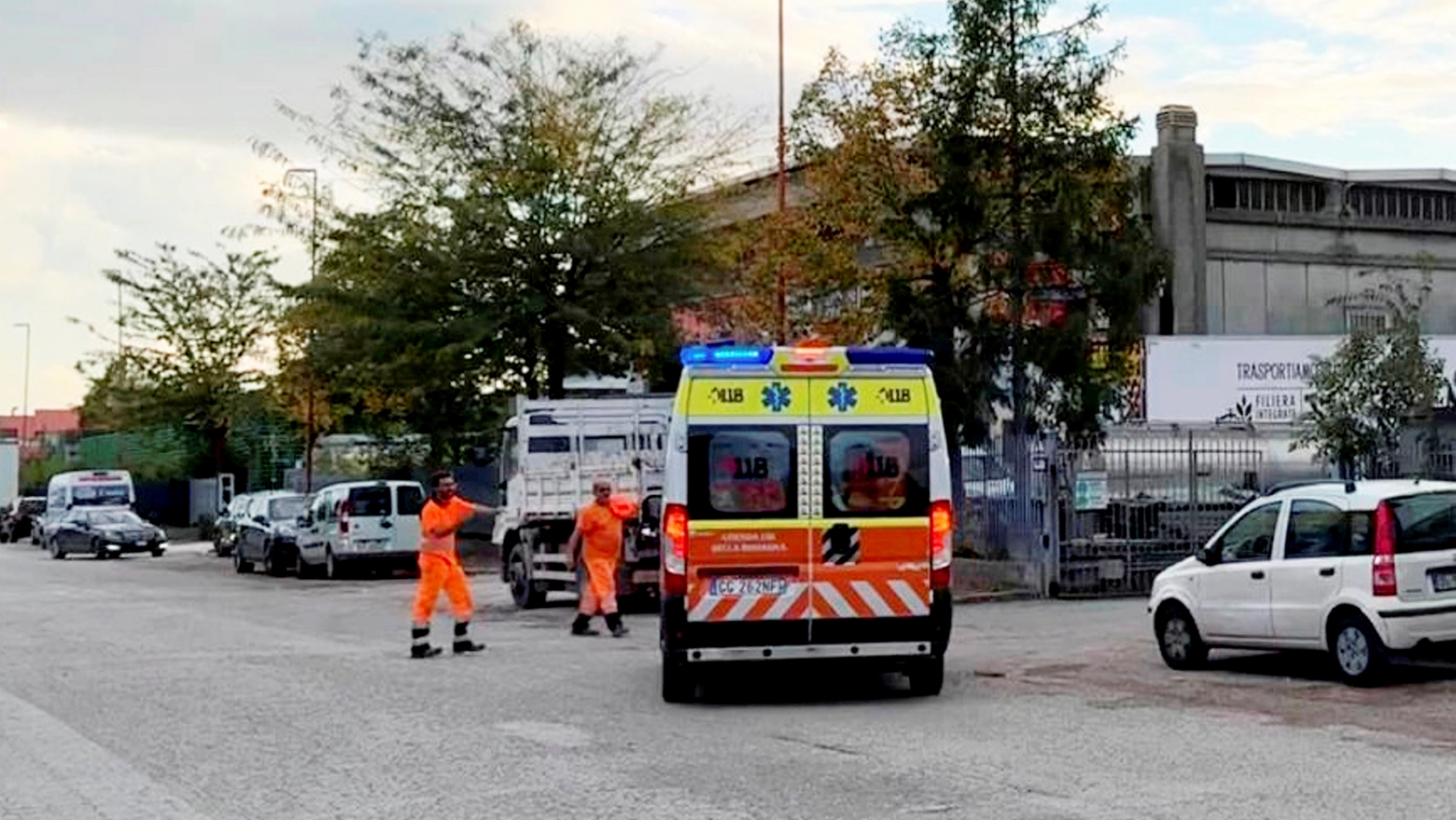 Sul posto diversi mezzi di soccorso (foto di repertorio)