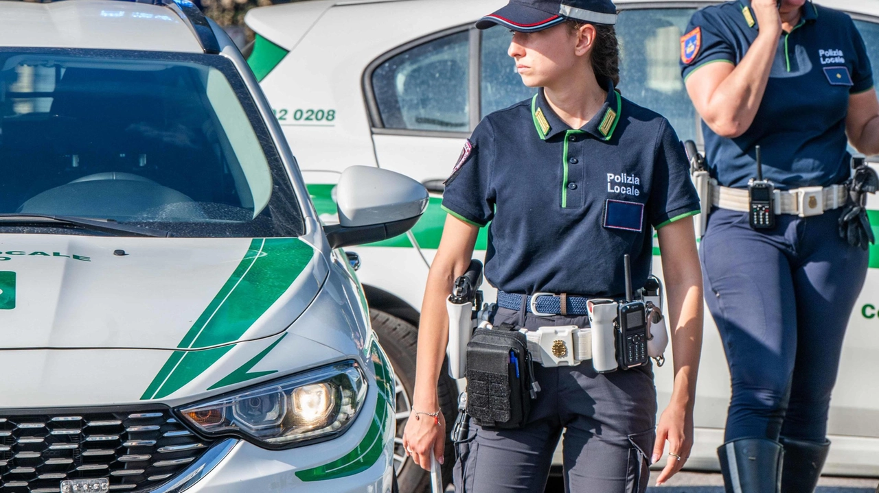 Due agenti della Polizia locale. I ghisa con l’aiuto di un’automobilista hanno salvato una donna dalle violenze del compagno