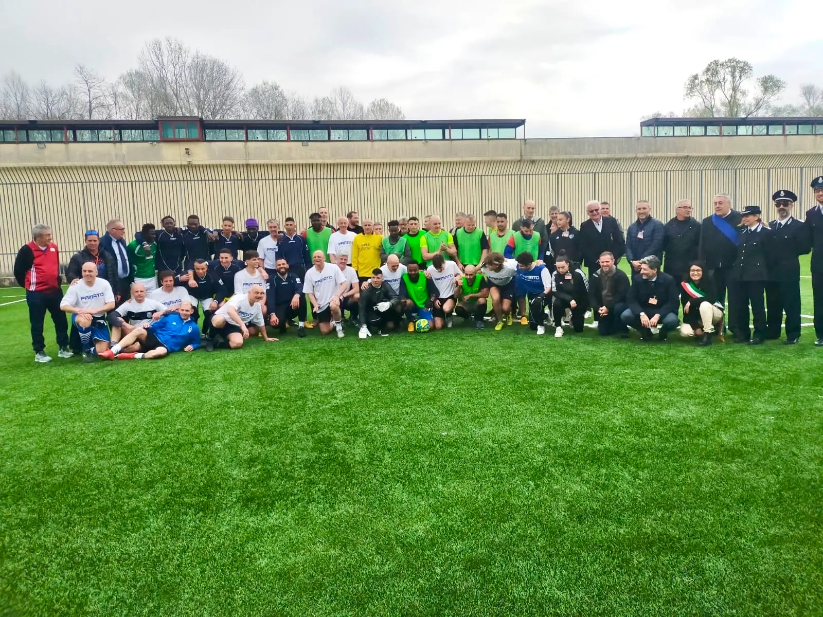 Como, inaugurato il nuovo campo da calcio del carcere Bassone: testimonial Zambrotta e Vierchowod