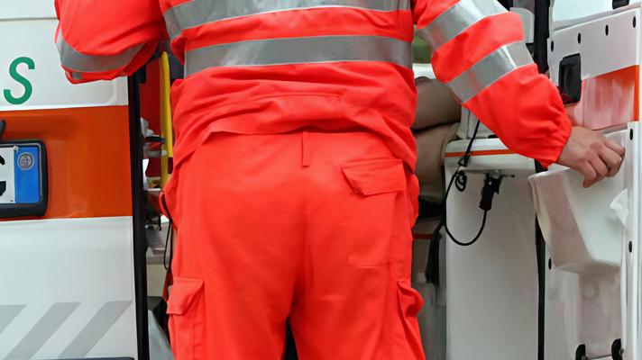 A piedi verso la scuola. Mamma e figlia investite