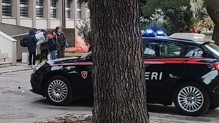 Aggressione a scuola. Pugno in faccia al prof che lo ha rimproverato