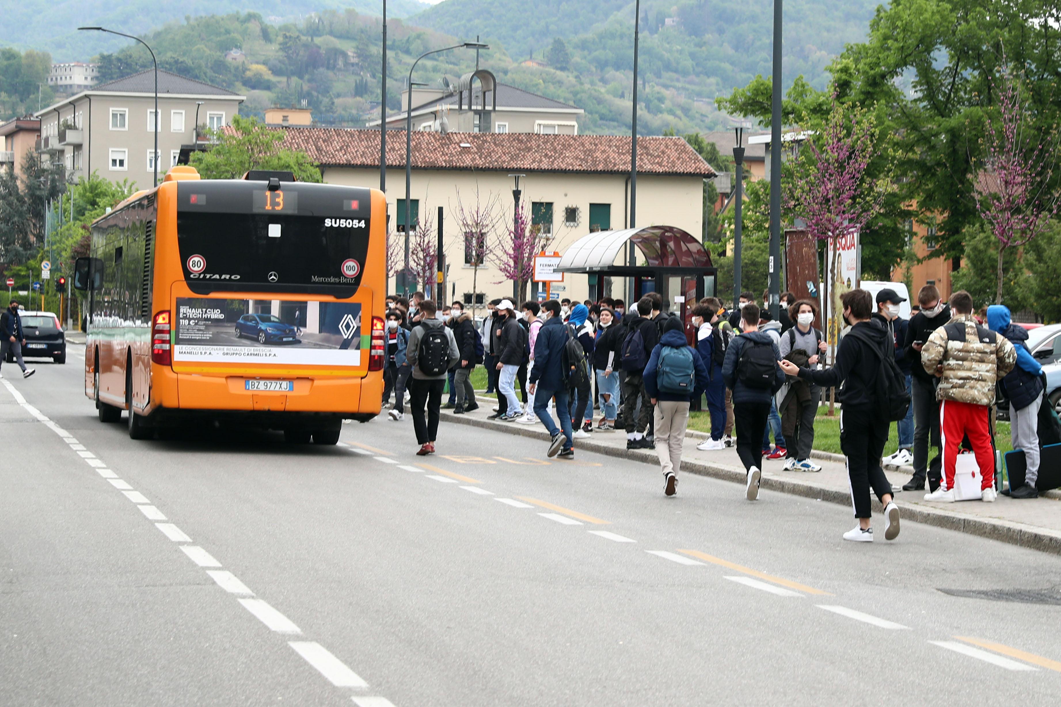 Noviglio, gli studenti protestano: “Autobus a singhiozzo e troppo pieni”