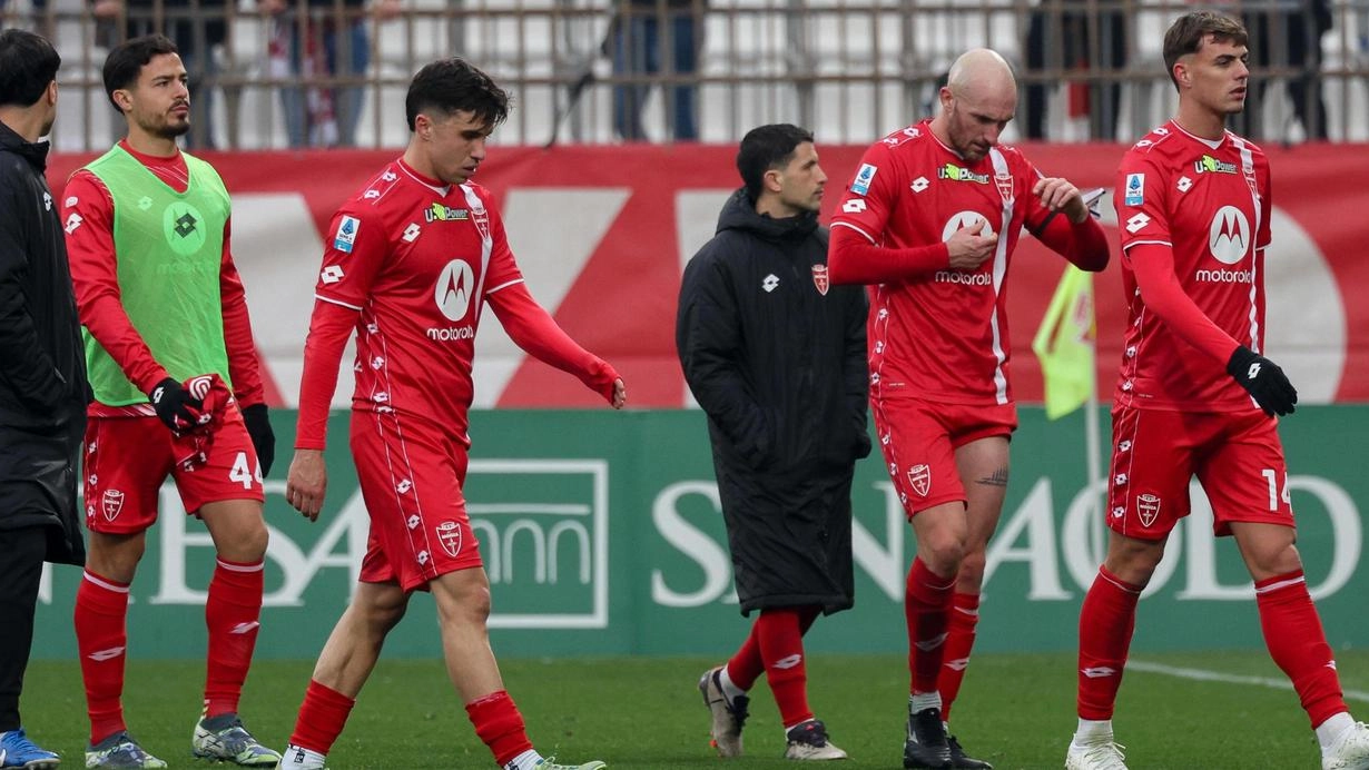 I giocatori del Monza lasciano il terreno di gioco dell’U-Power Stadium in mezzo alla contestazione dei tifosi dopo la sconfitta patita in casa contro il Cagliari