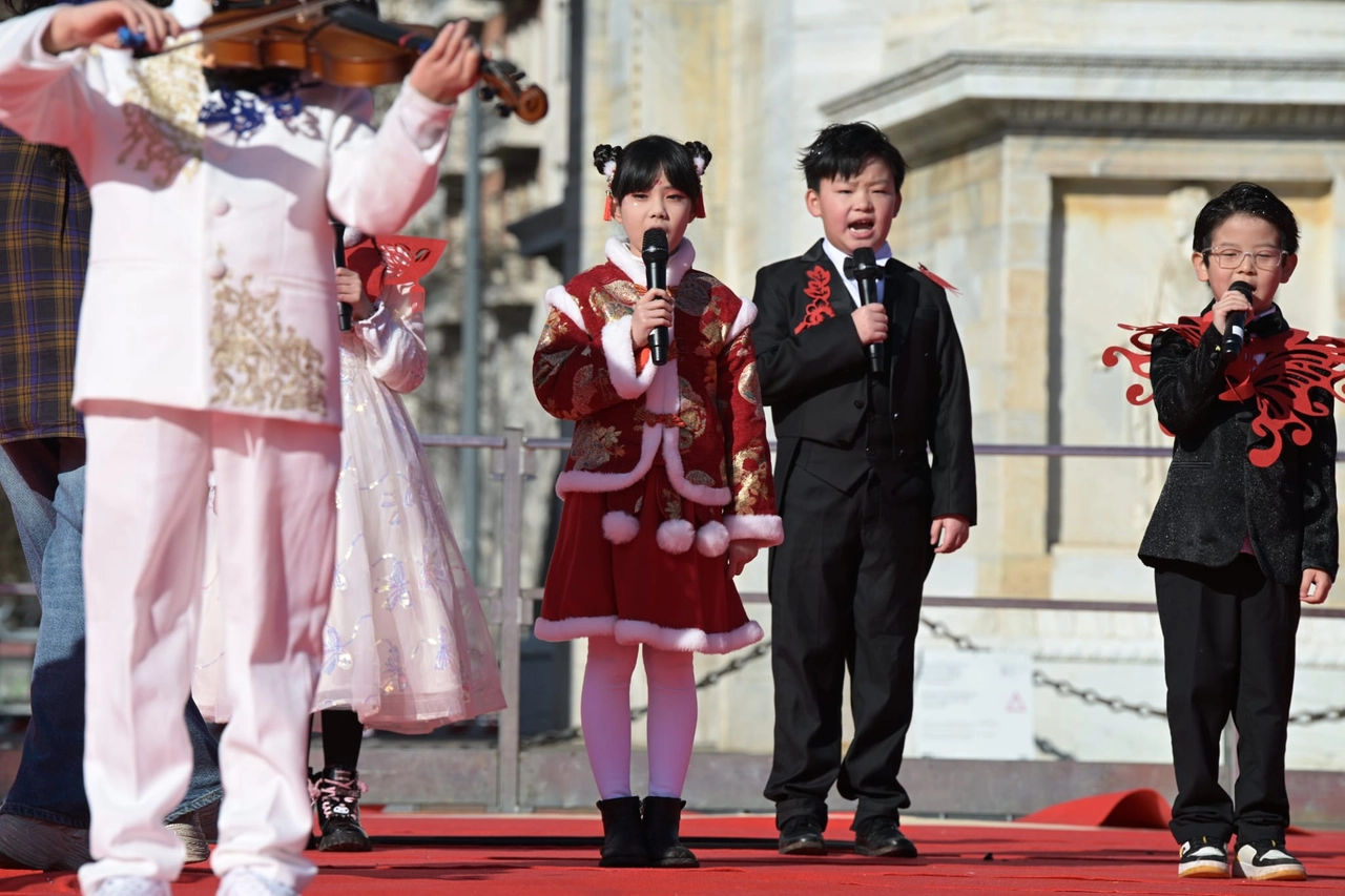 Dal palco la magia della festa e delle tradizioni cinesi