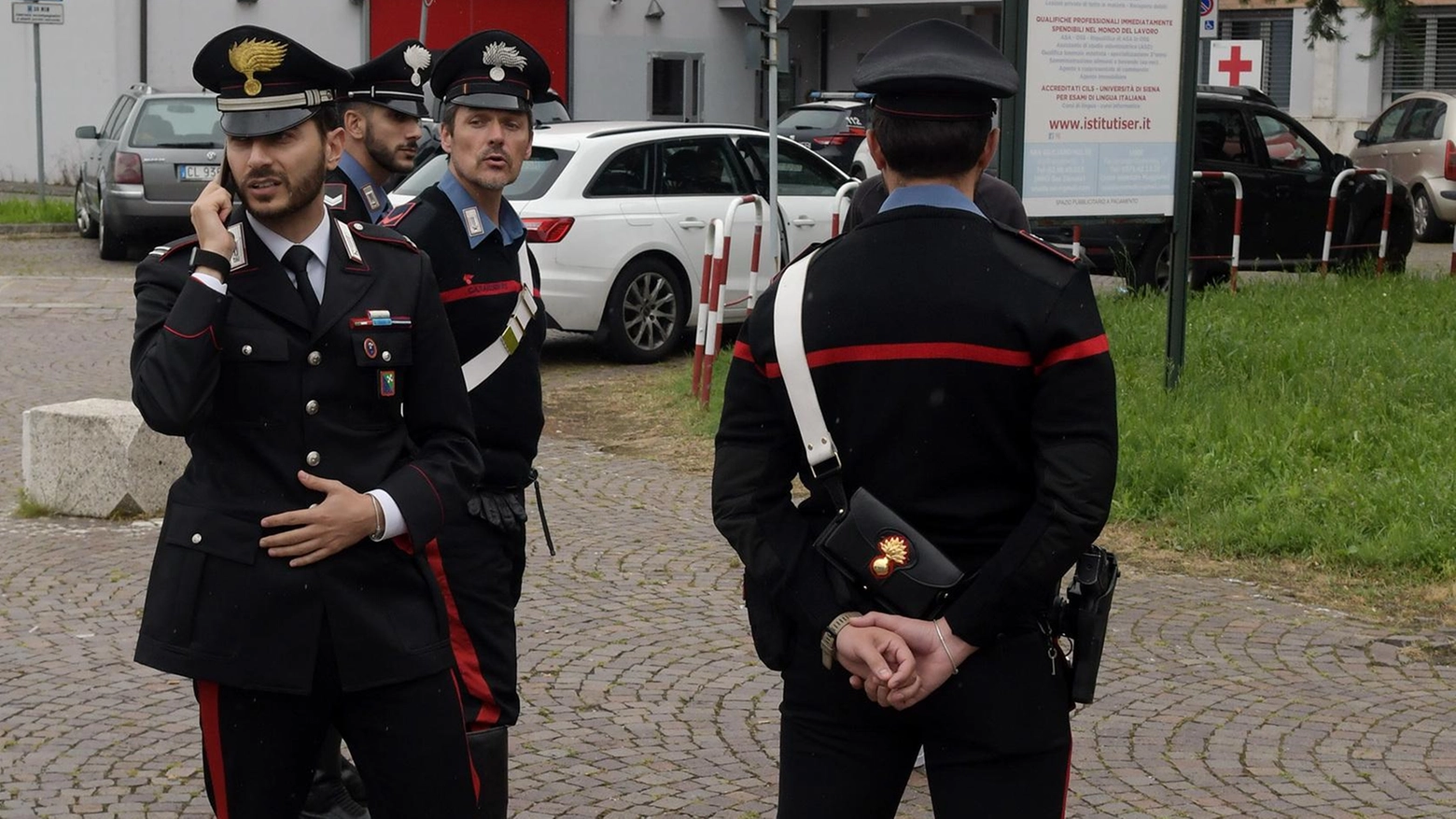 "Mi hai fatto cadere il kebab". Scatta il raid a coltellate e pugni: in manette due diciassettenni