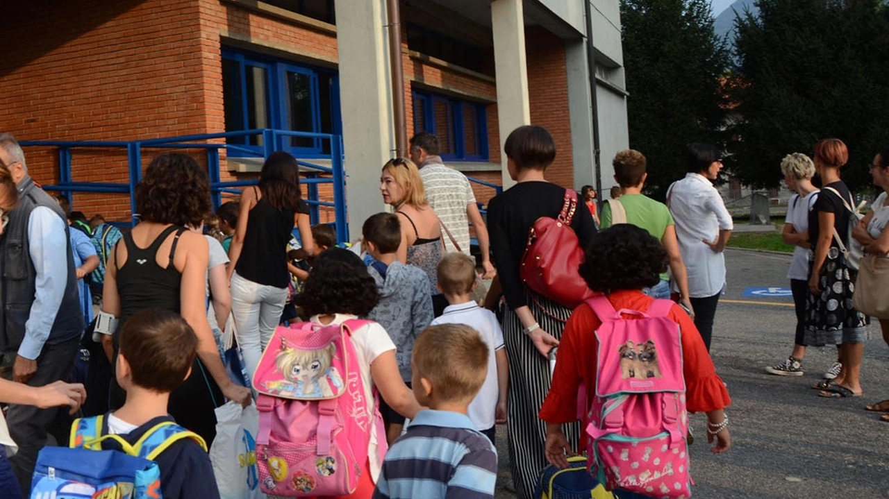 Le medie di Casatenovo sono inagibili dopo il crollo del tetto. Già previsto il trasloco in altre sedi, ma non ancora il giorno:. al momento ci sono i bimbi della primaria chiusa per accertamenti.