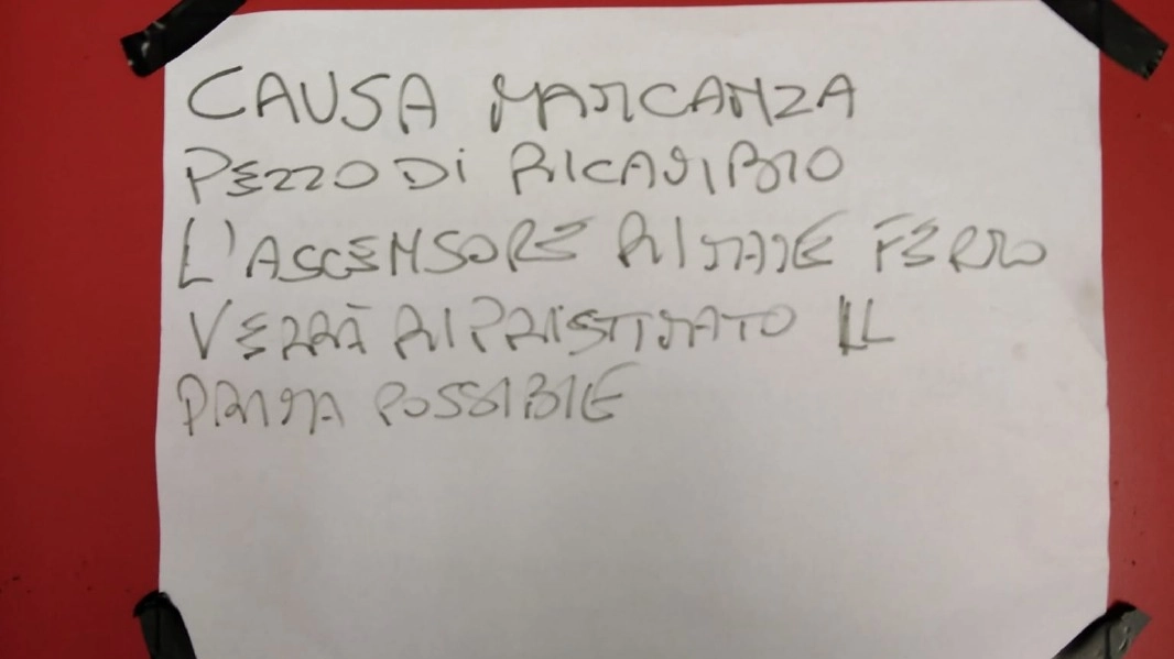 Crema, ostaggi dell’ascensore rotto: madre e figlio invalidi bloccati in casa da 13 giorni