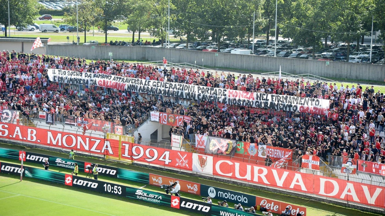 Una veduta dall’alto della curva dei tifosi del Monza all U Power Stadium