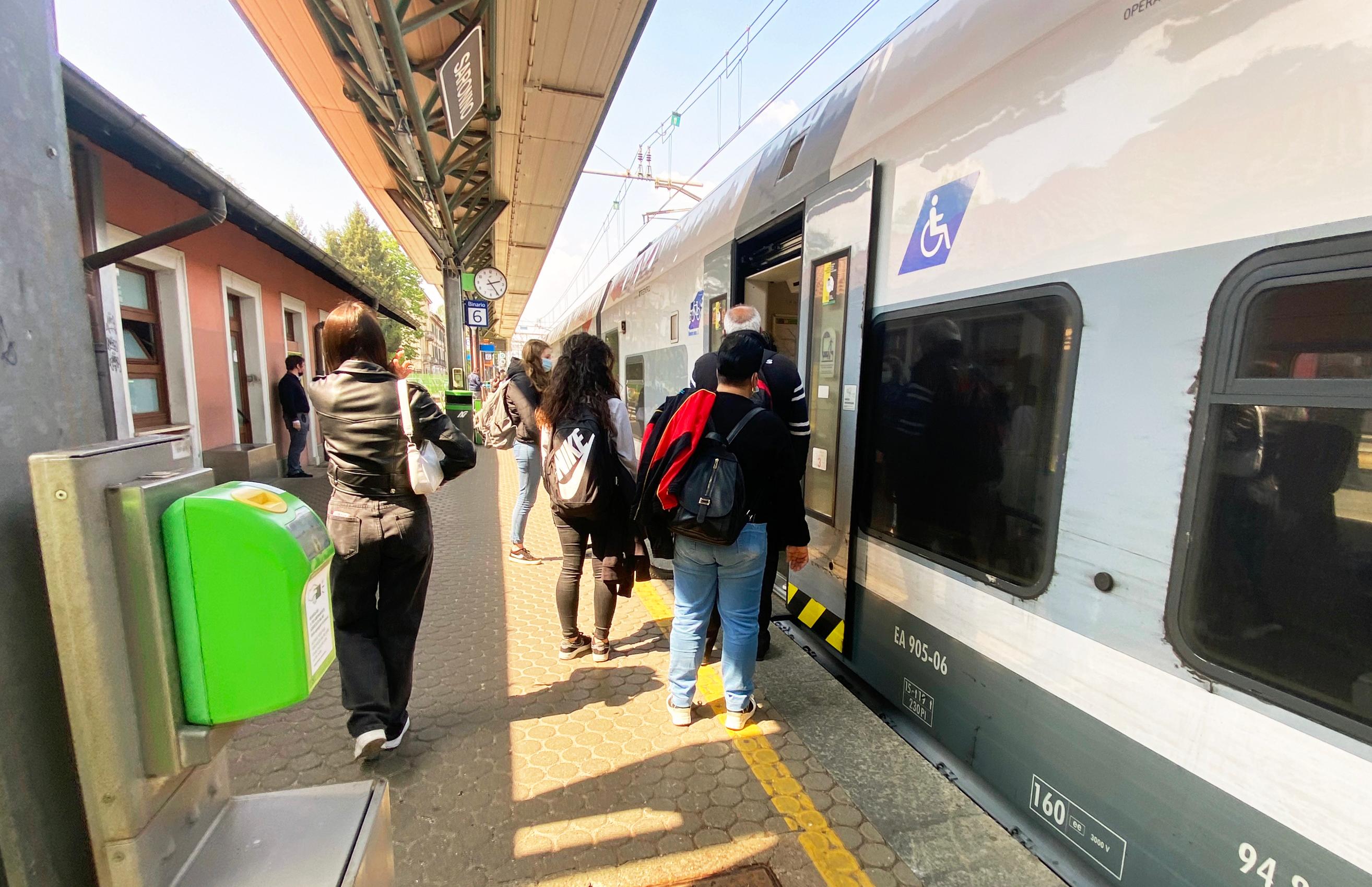 Malnate, ubriaco sul treno molesta i passeggeri e minaccia di morte il controllore