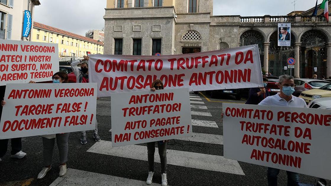 L’autosalone fantasma di Varedo, 60 clienti indebitati e senza auto: “Ma quale truffa? Le macchine venivano consegnate”