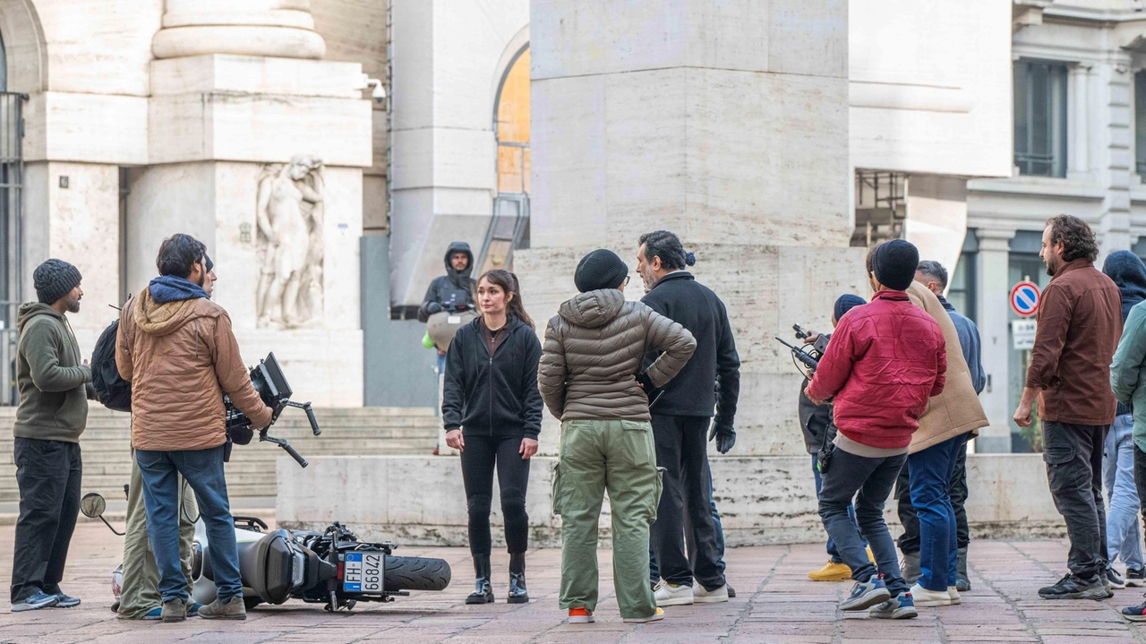 Piazza Affari diventa un set cinematografico. Combattimenti per la serie thriller indiana