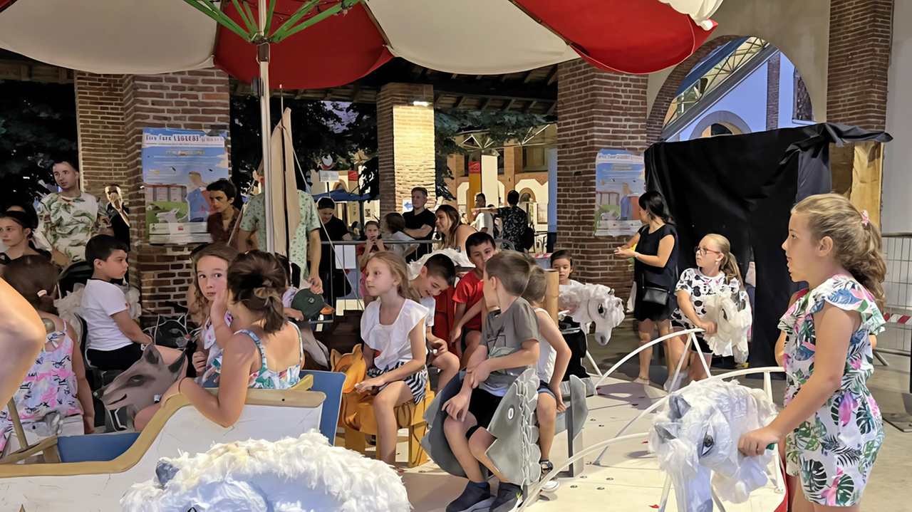 La Notte bianca del commercio a Quinto Stampi offre intrattenimento per tutta la famiglia con musica dal vivo, street food e negozi aperti. Un evento promosso per sostenere le attività commerciali locali.