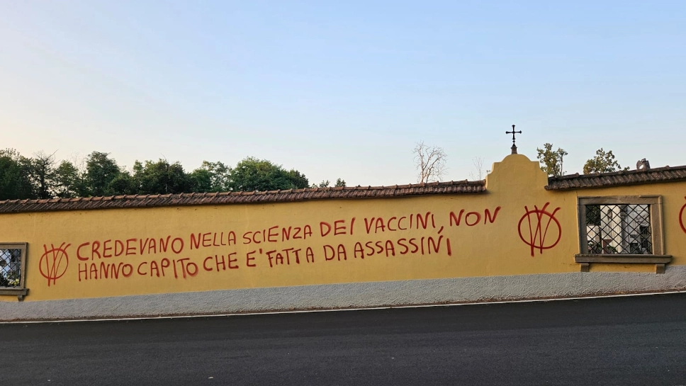 Una delle scritte sui muri del cimitero di Imbersago