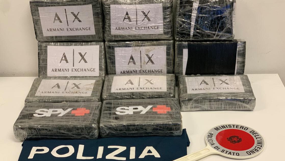 Brescia: nel baule dodici chili di cocaina con il simbolo di Armani