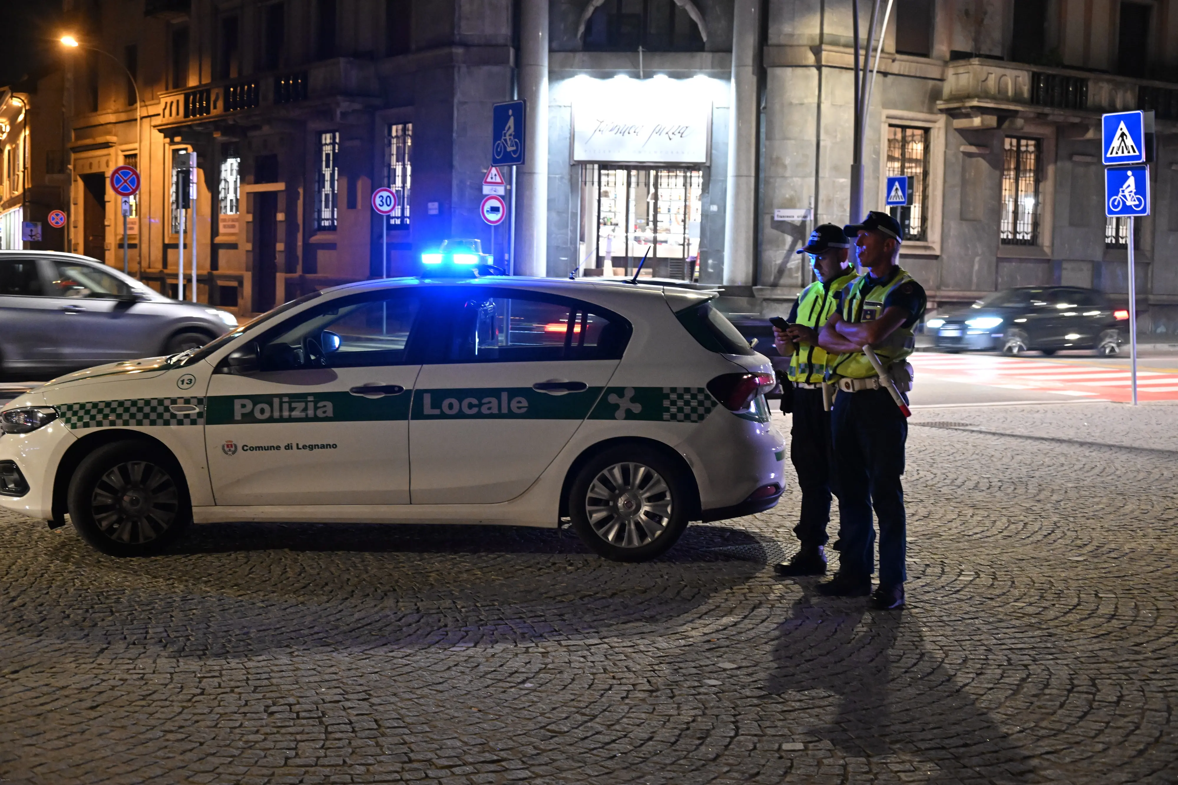 Legnano, maxi rissa con catene e sassi in pieno centro: danni alle auto parcheggiate