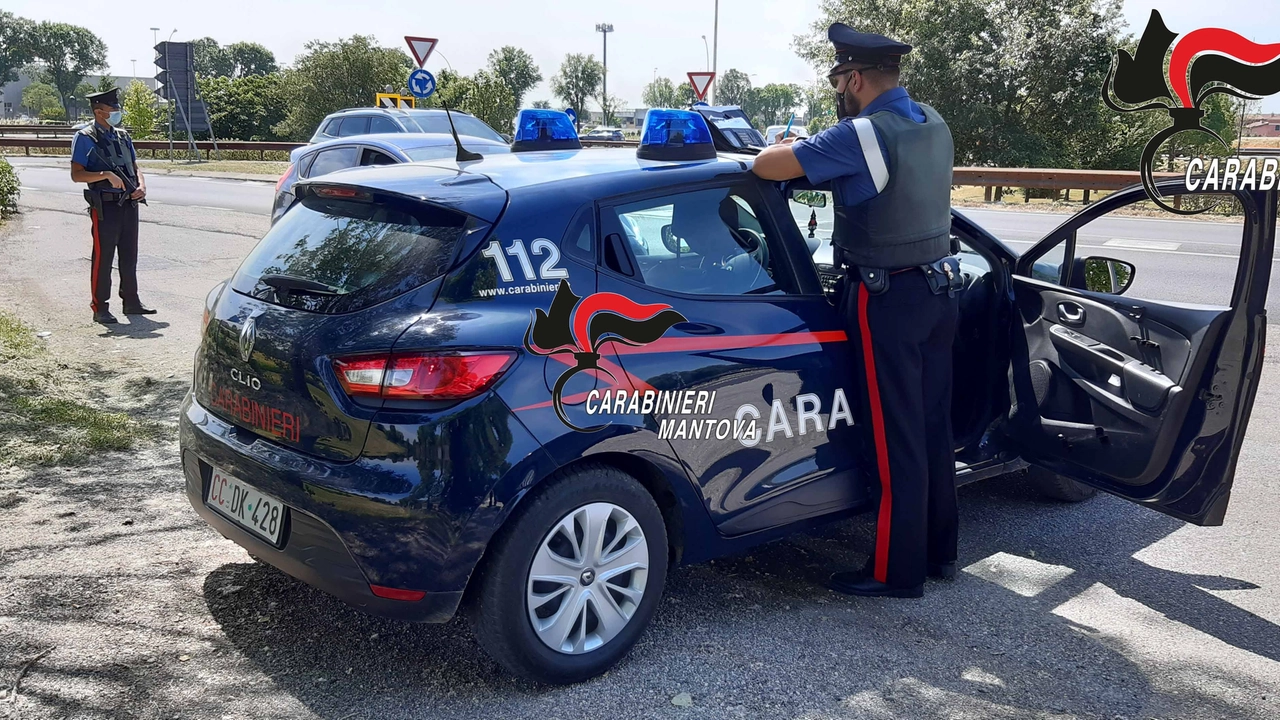 Una pattuglia del comando provinciale dei carabinieri di Mantova