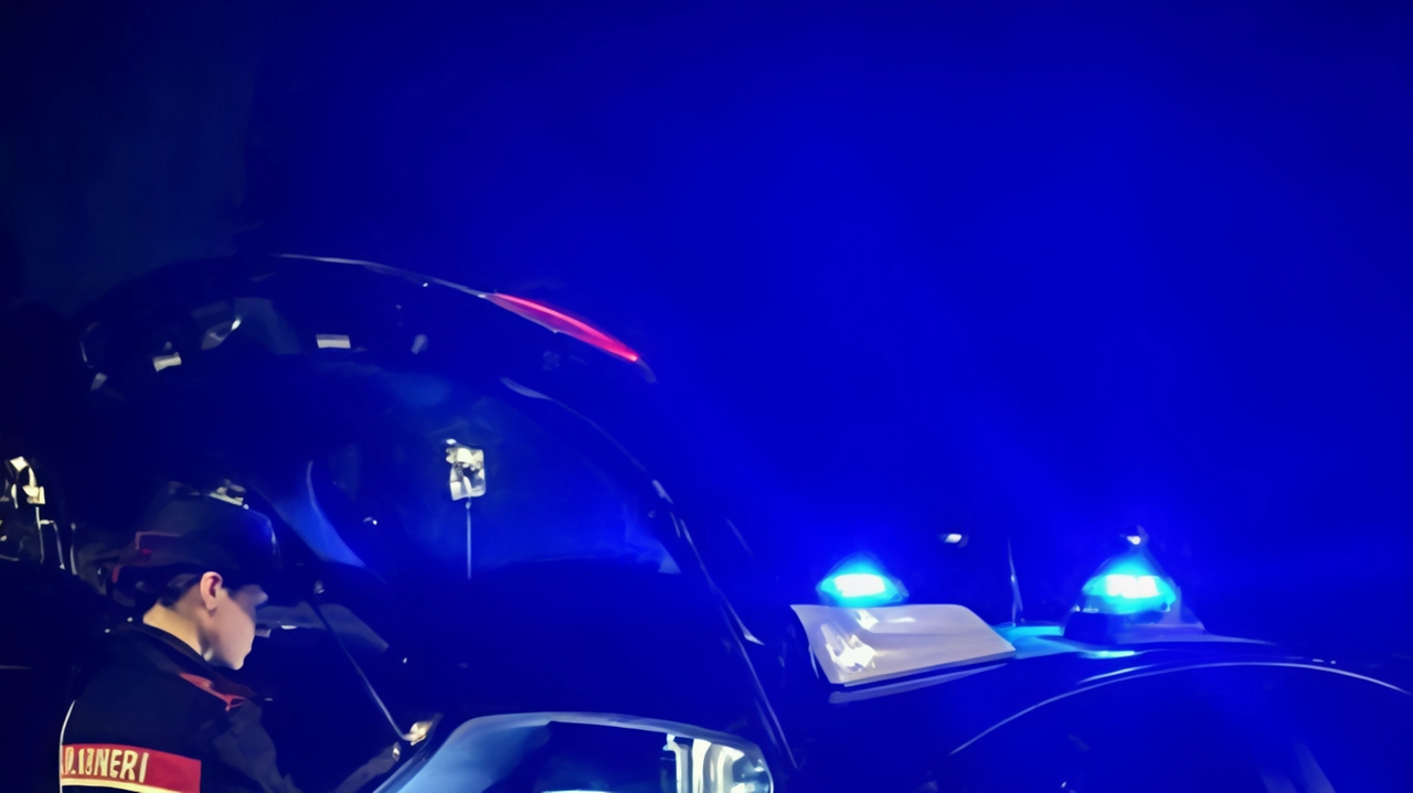 I carabinieri stanno cercando di risalire ai colpevoli che hanno portato via i soldi. del commerciante dopo aver spaccato il vetro dell’auto