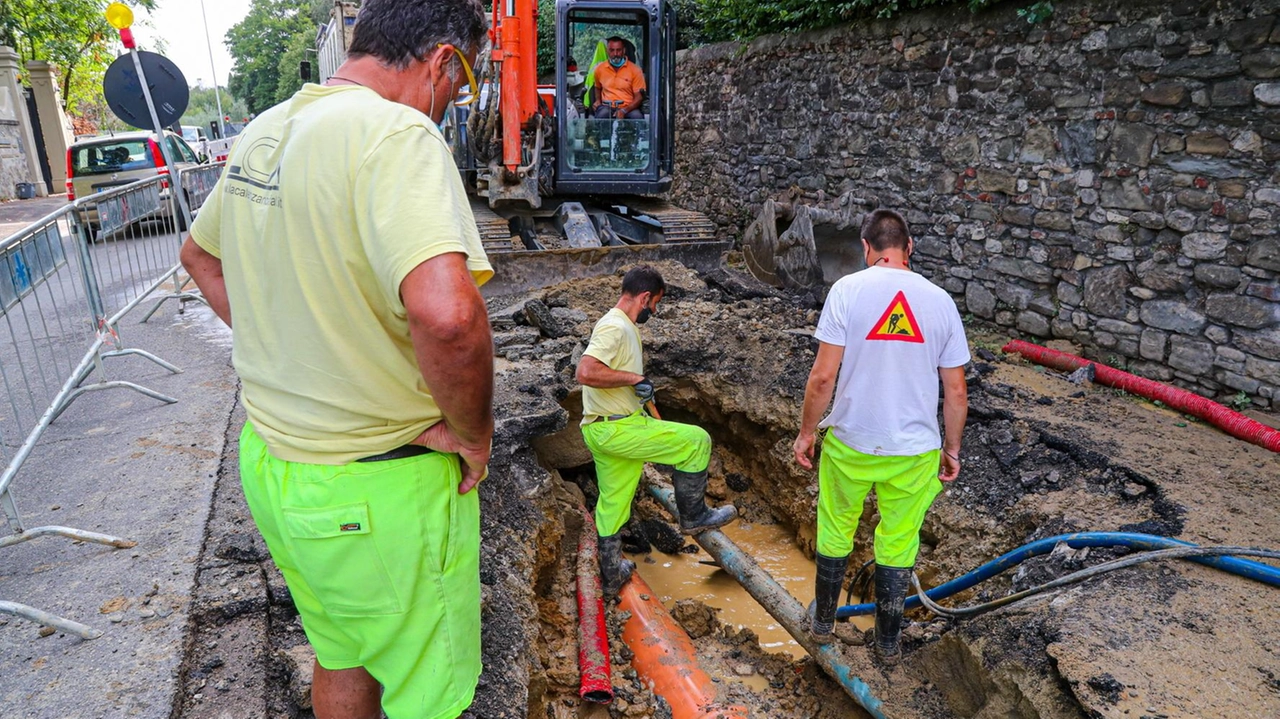 In via San Bernardino i lavori si rivelano più complessi del previsto. La strada è stata interrotta poco prima del sottopasso ferroviario.