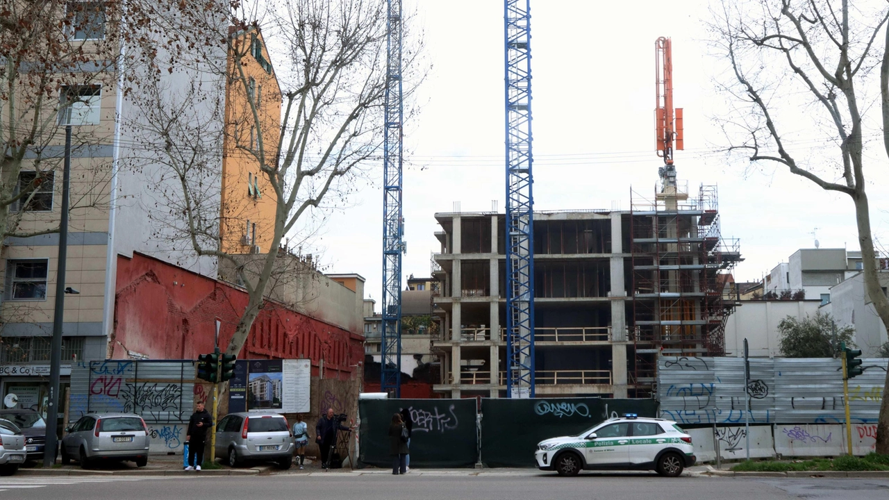 Gli operai sono rientrati nei cantieri sotto sequestro dello Scalo House, per lavori di messa in sicurezza autorizzati dalla Procura...