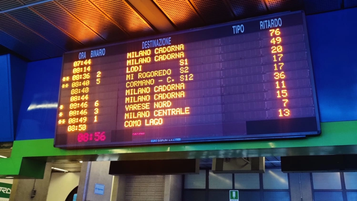 Il tabellone alla stazione di Bovisa: tutti i treni sono in ritardo