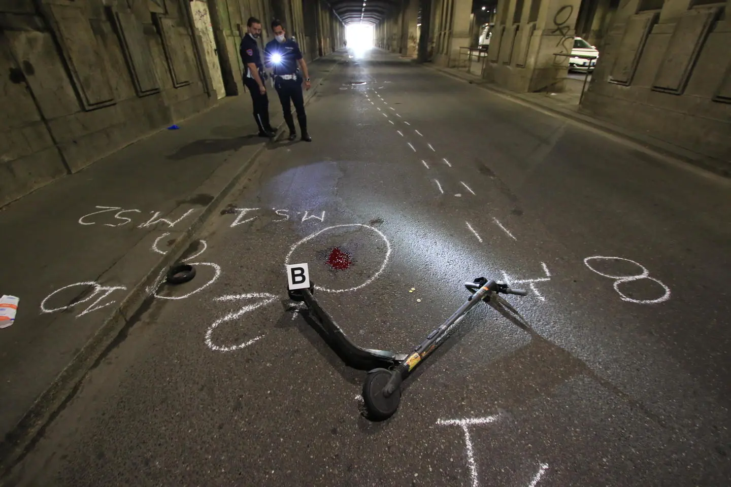 Incidente in corso Italia, scontro tra un monopattino e un motorino: feriti tre ragazzi, gravissimo un 19enne