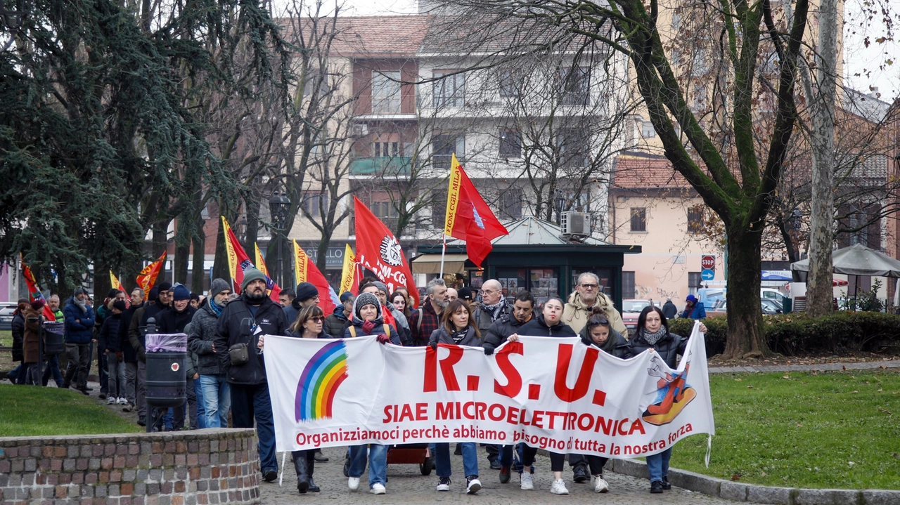 Una delle manifestazioni dei lavoratori di Siae Microelettronica che lottano per salvare i posti di lavoro ed evitare la delocalizzazione dell’azienda all’estero