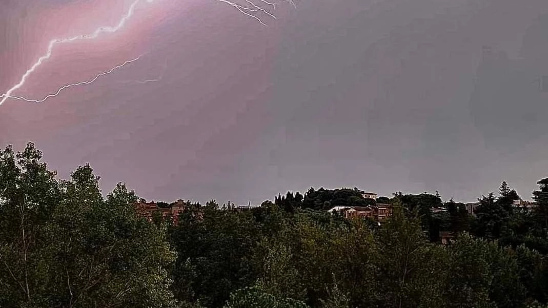 A fianco una foto di Salvatore Quarta che immortala uno dei tanti fulmini caduti su Siena; in basso La Racchetta intervenuta a Gaiole per un incendio causato da una saetta