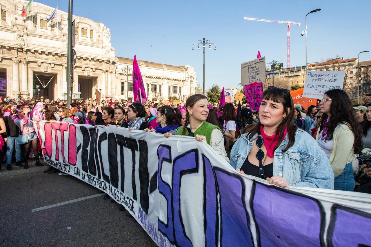 Lo striscione di apertura "Lotto, boicotto, sciopero" alla partenza della manifestazione