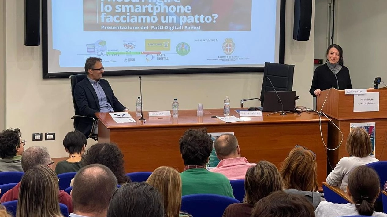 La proposta salva-adolescenti: "Lo smartphone causa danni. Va dato dopo la seconda media"