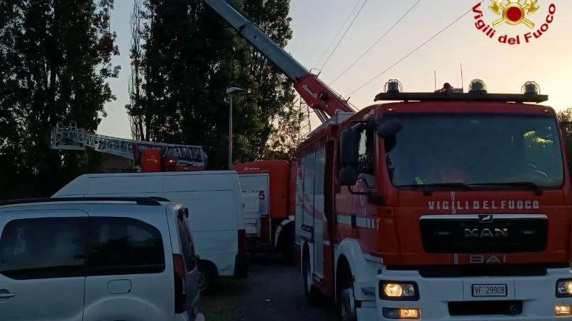 I vigili del fuoco sono intervenuti anche per cavi Enel pericolanti (foto archivio)