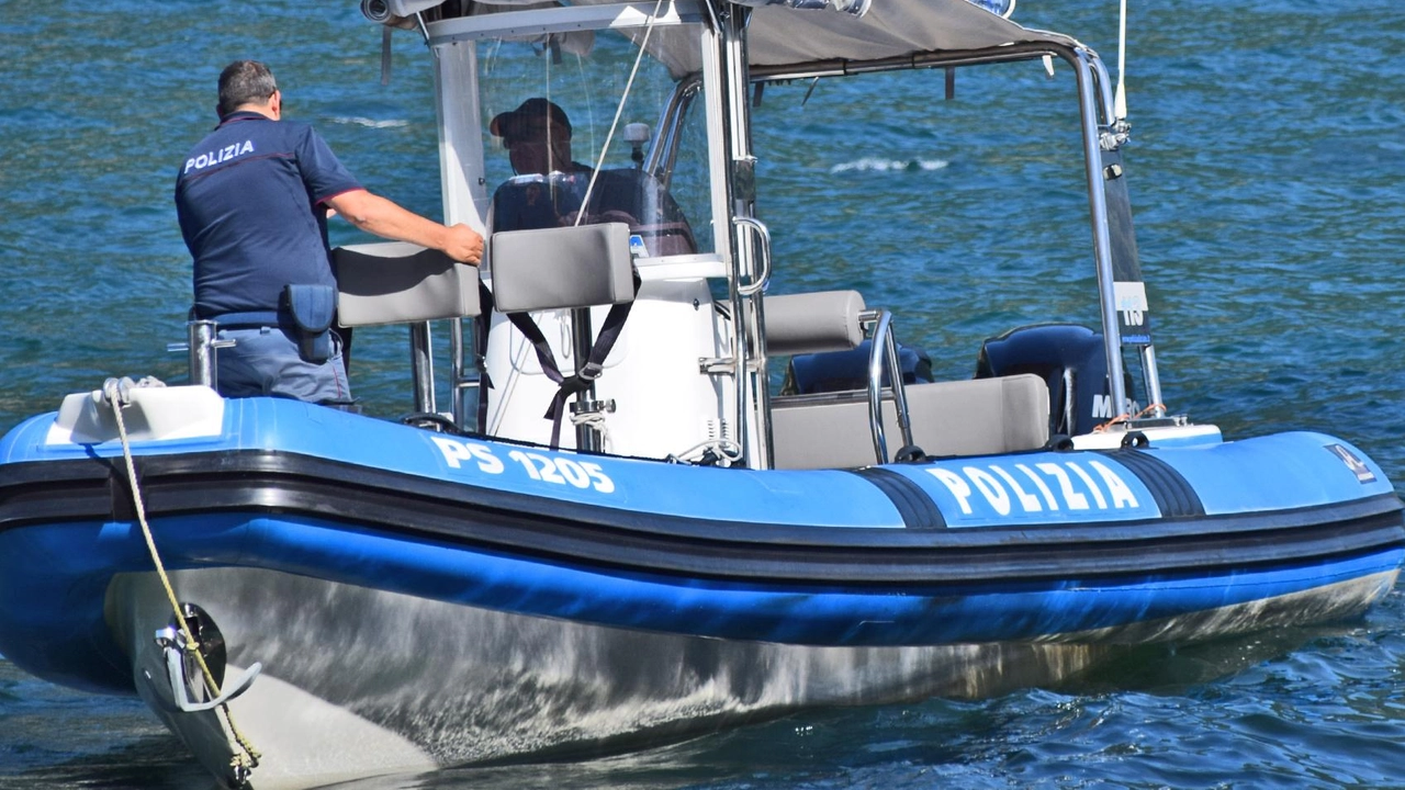 Tre giovani americani rischiano la vita facendo il bagno nel lago di Como, violando divieti e norme di sicurezza. La polizia li soccorre e multa per la loro imprudenza.