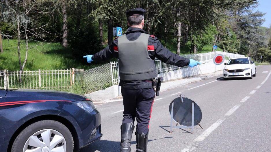 Scoperta senza patente, allunga due banconote da 50 euro ai carabinieri: denunciata