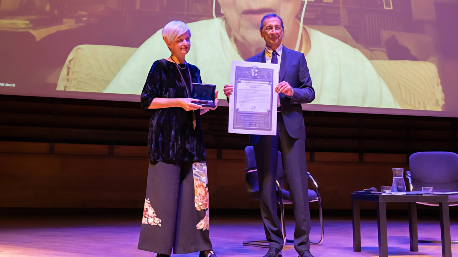 I due scrittori protagonisti al teatro Dal Verme: hanno ricevuto il riconoscimento dalle mani del sindaco. Tra gli ospiti d’onore della kermesse milanese Robert Harris, Jonathan Coe e Fernando Aramburu.