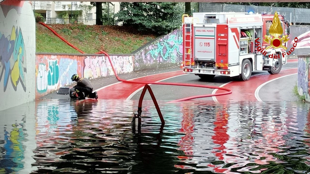 Il sottopassaggio allagato in viale Zalli a Lodi per cui sono dovuti intervenire i vigili del fuoco