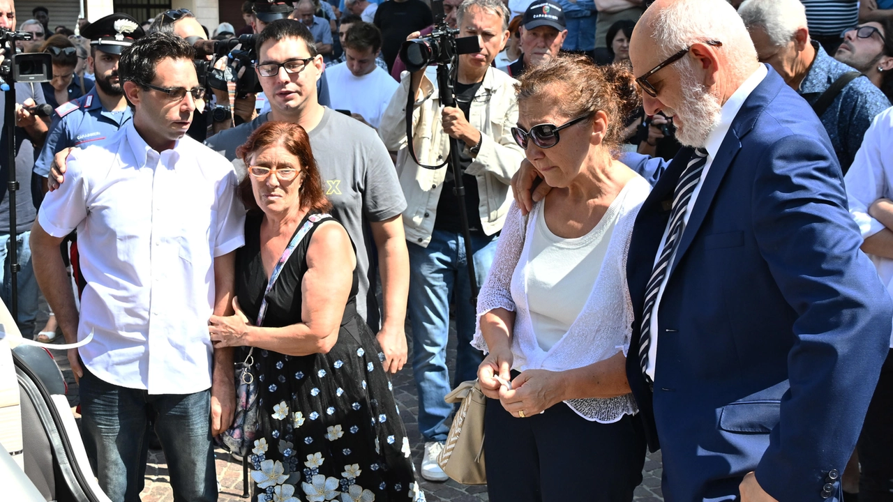 Il flash mob ieri a Bergamo organizzato dalla Rete contro la violenza di genere