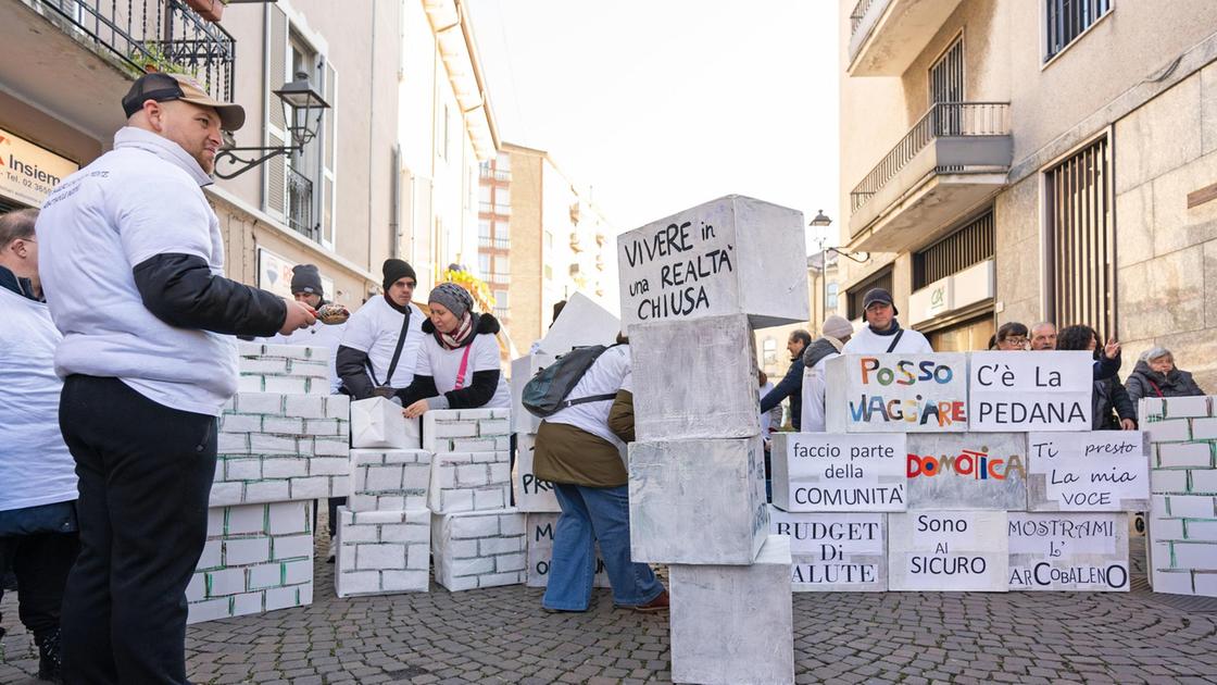 Giù le auto dai posti riservati. Costruito e poi abbattuto il “muro dell’esclusione“