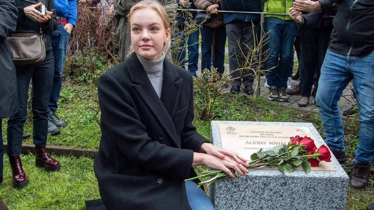 Milano, targa per Alexei Navalny, presente la figlia Danya Navalnaya