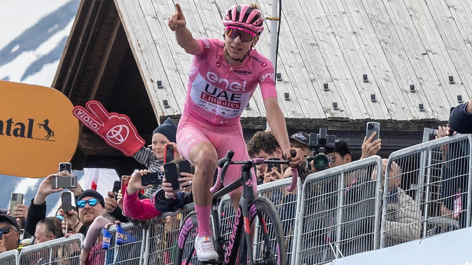 Giro d'Italia 2024, Tadej Pogacar vince anche la tappa con arrivo a Livigno