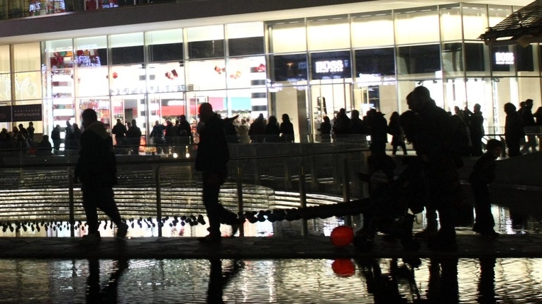 Piazza Gae Aulenti la sera (Foto archivio)