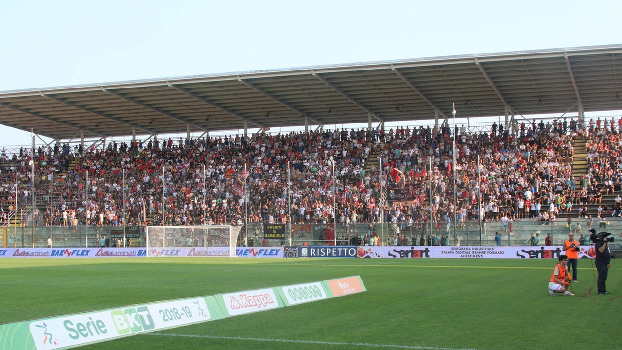 Tifosi allo stadio Giovanni Zini