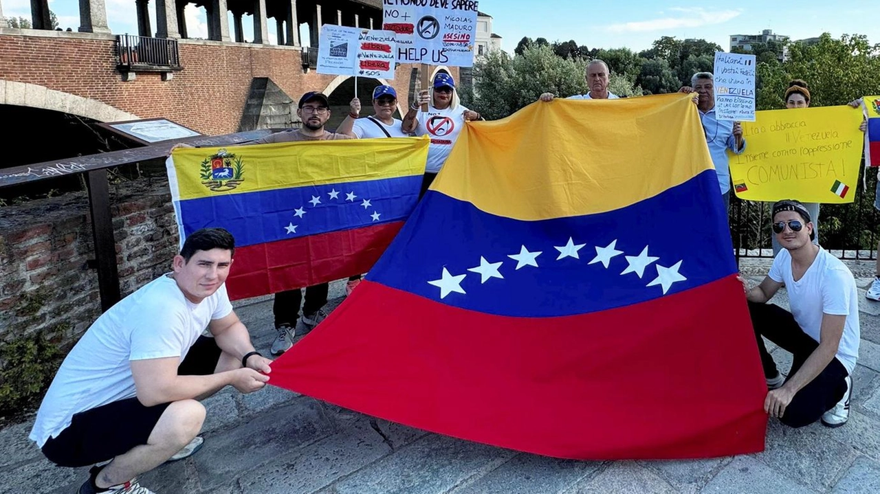 Italo-venezuelani manifestano a Pavia contro il regime di Maduro e Chavez, chiedendo libertà per il Venezuela. Organizzata da Maryoris Aaron, la protesta ha avuto il sostegno di politici locali.