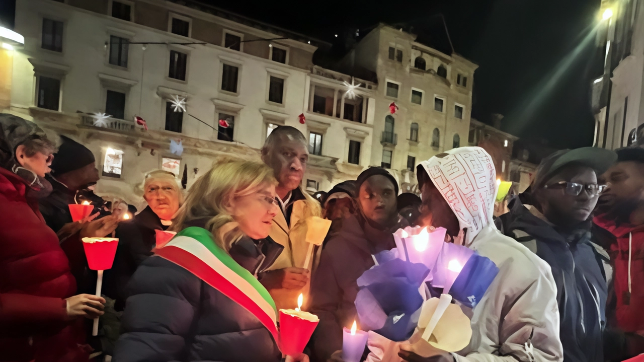 Si sono dati appuntamento in largo Rezzara. Da lì, alle 18,40 ha mosso i passi la fiaccolata organizzata...