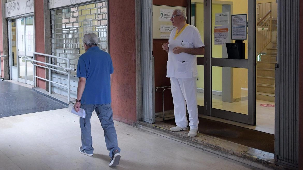 I Comuni hanno istituito servizi su prenotazione per gli anziani e i disabili che hanno bisogno di spostarsi per andare in un centro prelievi