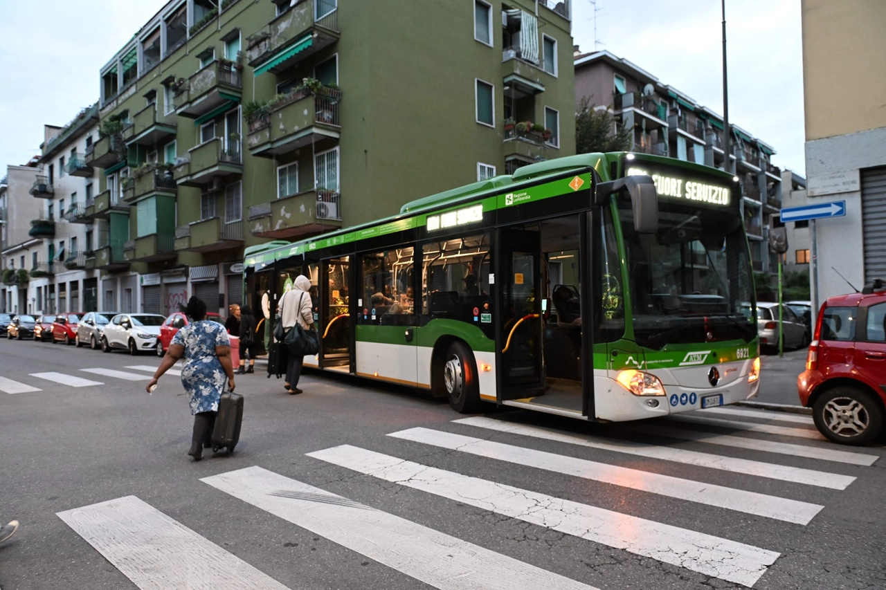 Il bus di Atm utilizzato come ricovero dei senzatetto sfollati